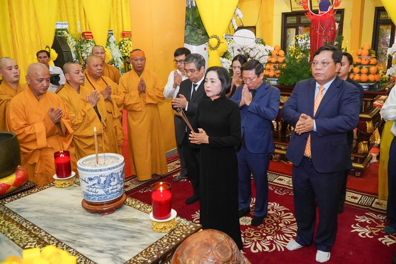 La delegación rinde homenaje al Muy Venerable Thich Tri Tinh (Foto: Nhan Dan)