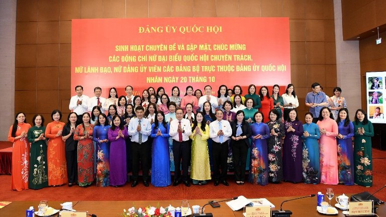 El presidente de la Asamblea Nacional, Tran Thanh Man, reconoce el papel crucial de las mujeres en el desarrollo nacional. (Foto: Nhan Dan)