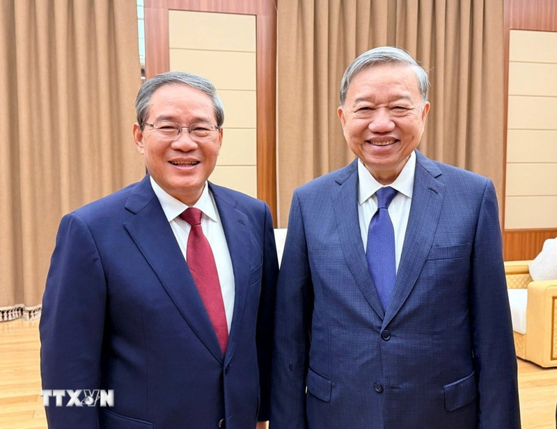 El secretario general del PCV, To Lam (derecha), se reúne con el primer ministro chino, Li Qiang. (Foto: VNA)