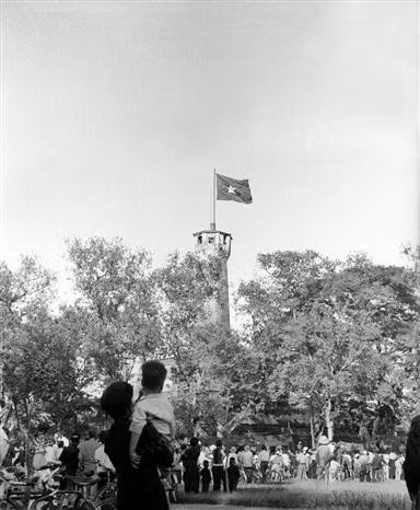 El pueblo miraba con orgullo y alegría la bandera nacional ondeando sobre el asta principal de Hanói, el 10 de octubre de 1954, día de la liberación.