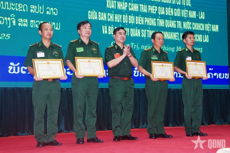 Entregan reconocimientos a colectivos e individuos que participan en el ejercicio (Foto: qdnd.vn)