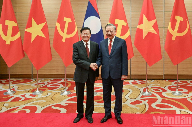El secretario general del Partido Comunista de Vietnam, To Lam, y el secretario general del Partido Popular Revolucionario y presidente de Laos, Thongloun Sisoulith, se reúnen durante la visita del líder laosiano a Vietnam. (Foto: Nhan Dan)