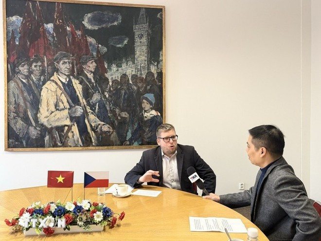 Milan Krajca, presidente del Movimiento Checo por la Paz y miembro del Partido Comunista de Bohemia y Moravia, habla con un corresponsal de la Agencia Vietnamita de Noticias (VNA) en Praga. (Foto: VNA)