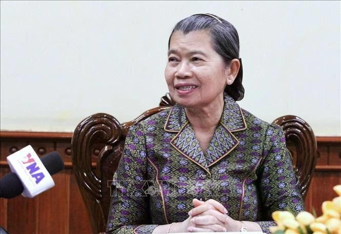 La vicepresidenta del Partido Popular de Camboya (CPP) y asesora principal del Rey de Camboya, Samdech Kittisangha Bundit Men Sam An, concede una entrevista a la VNA sobre el XIV Congreso del Partido Comunista de Vietnam. (Foto: VNA)
