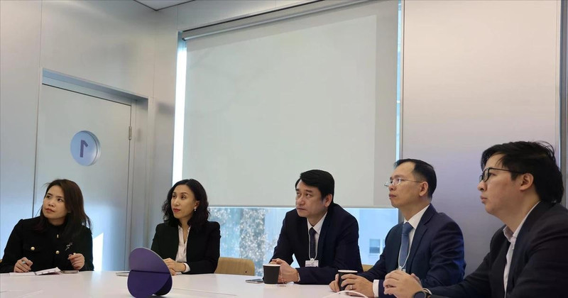 El viceministro de Relaciones Exteriores Le Anh Tuan (centro) y la delegación vietnamita asisten a un evento en FEM Davos 2026. (Foto: VNA)