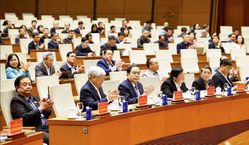 El presidente de la Asamblea Nacional, Tran Thanh Man, asiste a una reunión para informar sobre los resultados del XIV Congreso Nacional del Partido Comunista. (Foto: VNA)