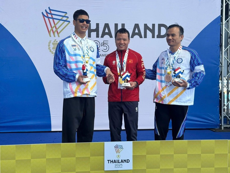 En la prueba masculina de 50 metros braza SB11, Nguyen Van Hanh se alza con la medalla de oro tras registrar un tiempo de 36,37 segundos. (Foto: VNA)