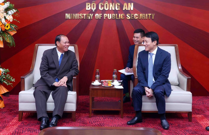 El miembro del Buró Político y permanente del Secretariado del Comité Central del Partido Popular Revolucionario de Laos, Vilay Lakhamphong, (izquierda) y el miembro del Buró Político y el ministro de Seguridad Pública de Vietnam, Luong Tam Quang. (Foto: VNA)