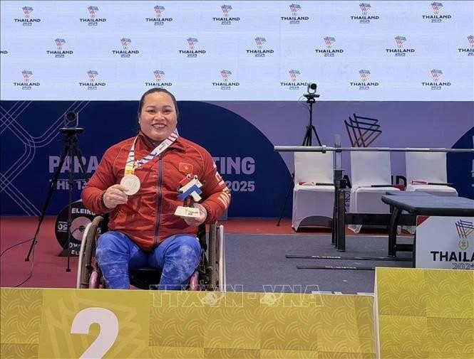 En la categoría femenina de 67 kg, Tran Thi Chau gana la medalla de plata con un levantamiento de 93 kg (Foto: VNA)