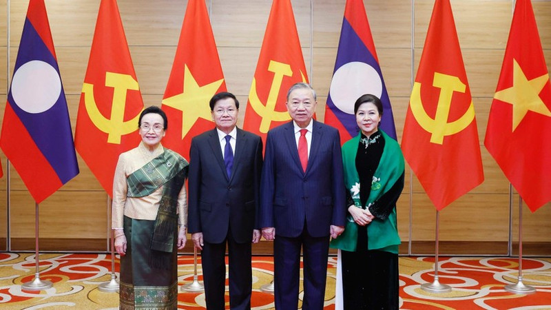 El secretario general del Partido Comunista de Vietnam (PCV), To Lam, (segundo a la derecha) y el secretario general del Partido Popular Revolucionario de Laos (PPRL) y presidente del país, Thongloun Sisoulith, y sus esposas (Fuente: VNA)