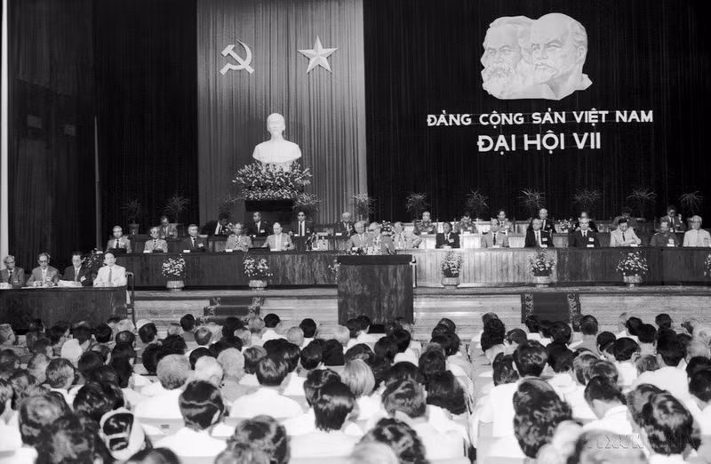 El VII Congreso del PCV en junio de 1991 reafirma la continuación de la reforma integral y exhaustiva en todos los ámbitos. Las resoluciones del PCV desde el VIII Congreso hasta la actualidad siguen reafirmando la implementación firme y persistente de la política nacional de reforma e integración internacional. Foto: VNA