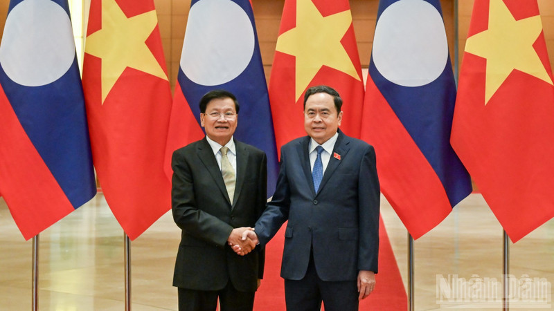 El presidente de la Asamblea Nacional de Vietnam, Tran Thanh Man, y el secretario general del PPRL y presidente de Laos, Thongloun Sisoulith. (Foto: Nhan Dan)