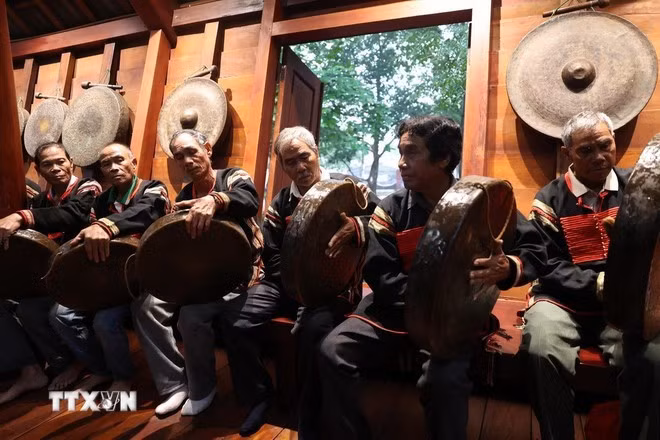El sonido de los gongs resuenan en una casa comunal tradicional del pueblo Ede. (Foto: VNA)