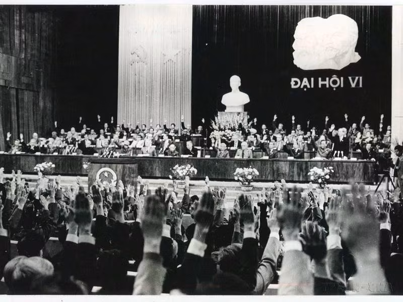 El VI Congreso del PCV delinea la política de la Renovación de Vietnam, un punto crucial en la construcción del socialismo. Foto: VNA
