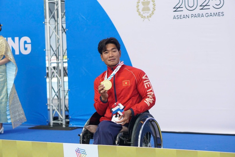 El nadador Do Thanh Hai con su medalla de oro. (Foto: VNA)