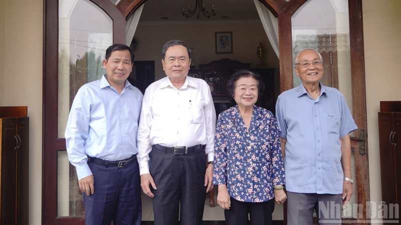 El presidente de la Asamblea Nacional (Parlamento) de Vietnam, Tran Thanh Man, visita la familia de Truong My Hoa, exvicepresidenta de la República y de la Asamblea Nacional. (Foto: Nhan Dan)