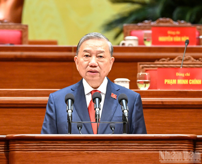 To Lam, secretario general del Comité Central del PCV, habla en el evento.
