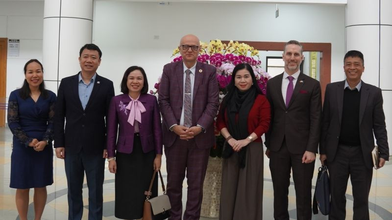 Aleksandar Bodiroza, director regional interino de UNFPA para Asia y el Pacífico, y funcionarios del Ministerio de Salud Pública y UNFPA en Vietnam. (Foto: UNFPA)