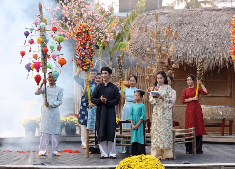 Jóvenes con ao dai (vestidos tradicionales) toman fotografías de recuerdo.