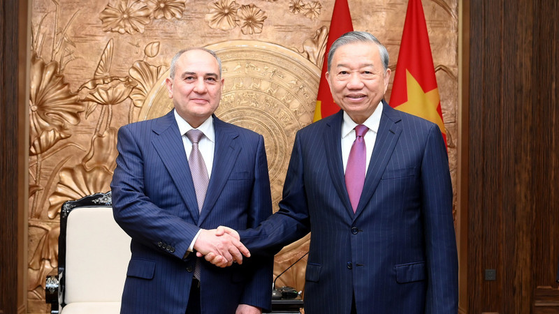 El secretario general del Partido Comunista de Vietnam (PCV), To Lam, y Tahir Budagov, vicepresidente y jefe de la Oficina del Comité Central del Partido Nuevo Azerbaiyán. (Foto: Nhan Dan)