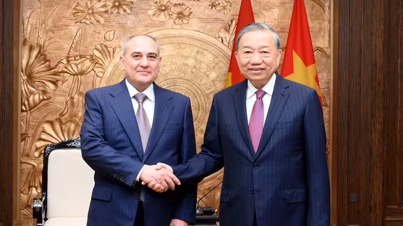 El secretario general del Partido Comunista de Vietnam (PCV), To Lam, y Tahir Budagov, vicepresidente y jefe de la Oficina del Comité Central del Partido Nuevo Azerbaiyán. (Foto: Nhan Dan)