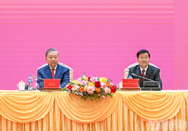 El secretario general del Partido Comunista de Vietnam, To Lam, y el secretario general del Partido Popular Revolucionario de Laos y presidente de la República, Thongloun Sisoulith, en el evento. (Foto: Nhan Dan)