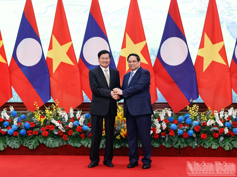 El primer ministro de Vietnam, Pham Minh Chinh, y el secretario general del Partido Popular Revolucionario de Laos (PPRL) y presidente del país, Thongloun Sisoulith. (Foto: Nhan Dan)