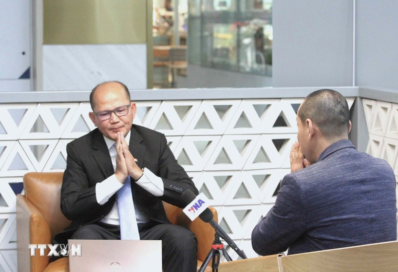 Uch Leang, director interino del Departamento de Estudios Asiáticos, Africanos y del Medio Oriente del Instituto de Relaciones Internacionales, dependiente de la Real Academia de Camboya (RAC), en la entrevista. (Foto: VNA)