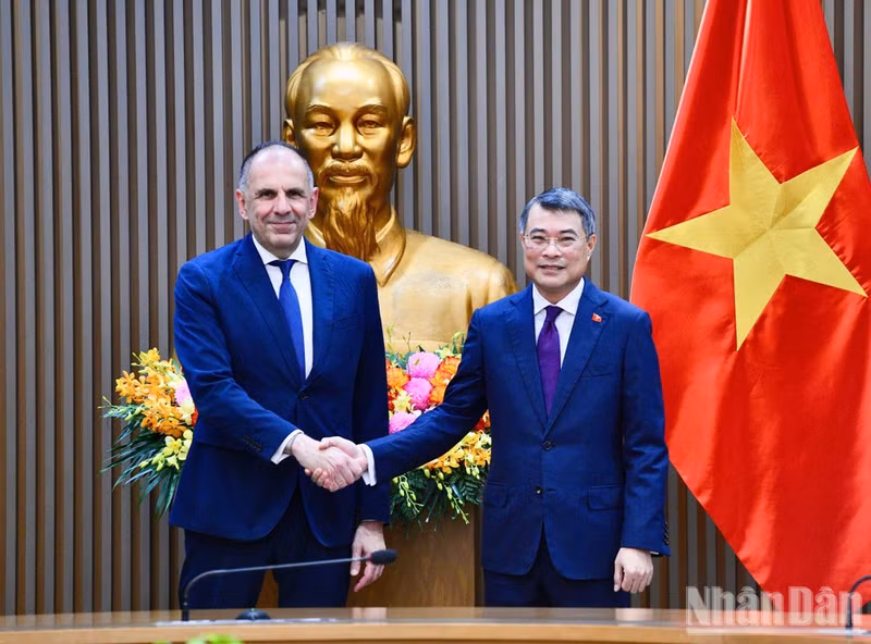 El primer ministro de Vietnam, Le Minh Hung, recibe al ministro de Relaciones Exteriores de Grecia, George Gerapetritis. (Foto: Nhan Dan)