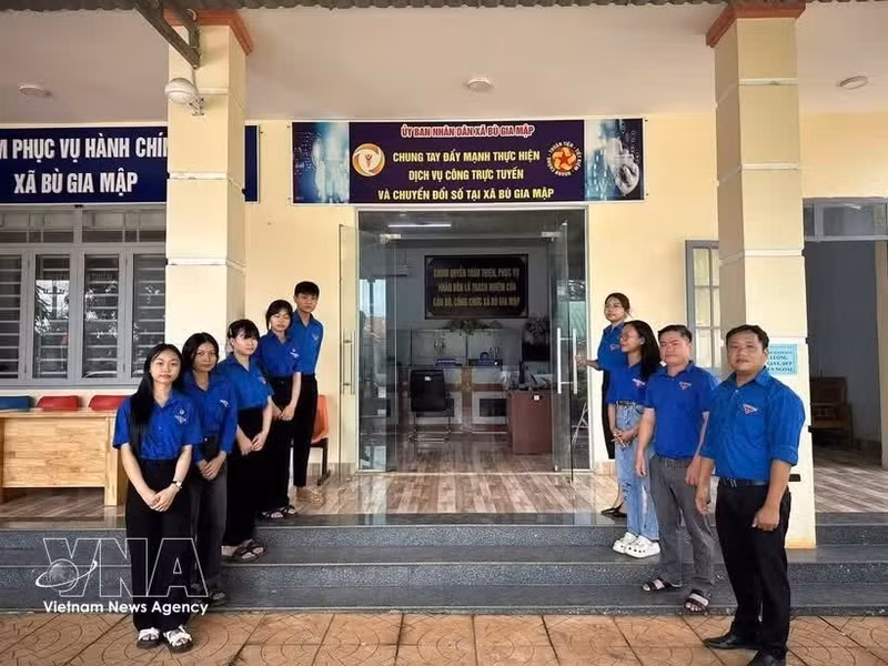 Los jóvenes de la comuna de Bu Gia Map asisten y guían regularmente a los residentes en la realización de trámites administrativos en la oficina comunal. (Foto: VNA)