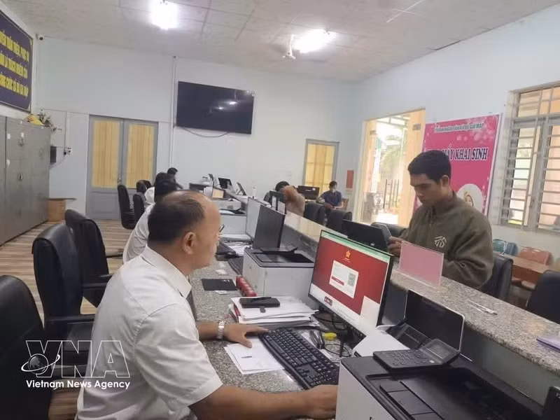 Los residentes acuden al Centro de Servicios Administrativos Públicos de la comuna de Bu Gia Map para resolver sus trámites administrativos. (Foto: VNA)
