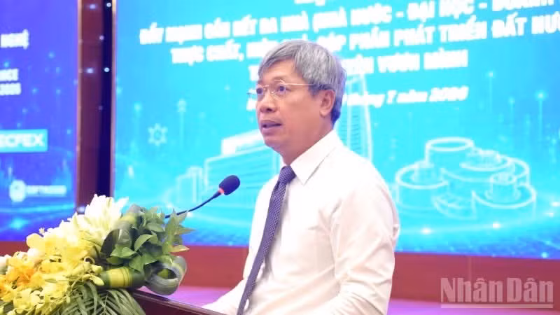Ho Quang Buu, vicepresidente del Comité Popular de Da Nang, habla en la cita.