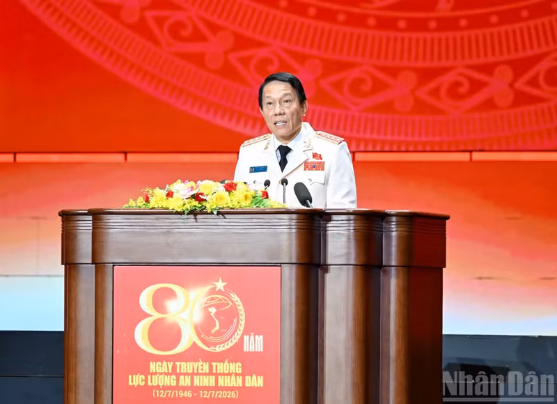 El general Luong Tam Quang, miembro del Buró Político y ministro de Seguridad Pública, habla en la ceremonia.