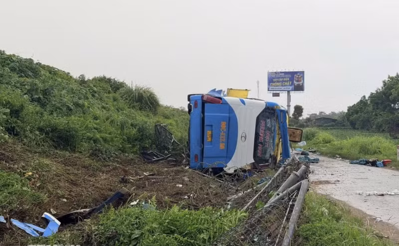 El accidente ocurre alrededor de las 00:20 horas del 17 de julio en el kilómetro 197+900 de la autopista Phap Van–Cau Gie–Cao Bo–Mai Son–Carretera Nacional 45–Nghi Son (Foto: VNA)