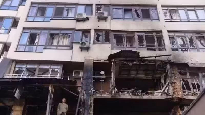 Un edificio dañado en el distrito de Shevchenkivskyi, en Kiev, Ucrania, el 21 de julio de 2025. (Foto: Xinhua/VNA)