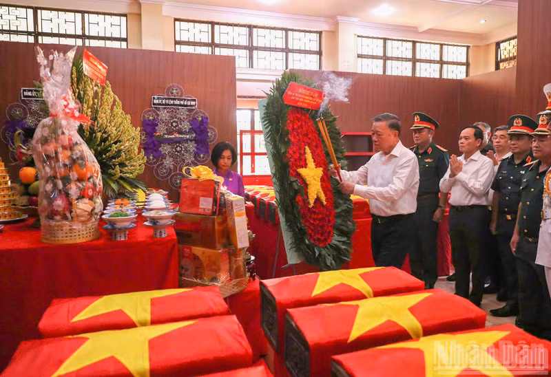 El secretario general del Partido Comunista y presidente de Vietnam, To Lam, ofrece incienso en la casa de custodia de los restos de los mártires hallados en el Parque Le Thi Rieng. (Foto: Nhan Dan) 