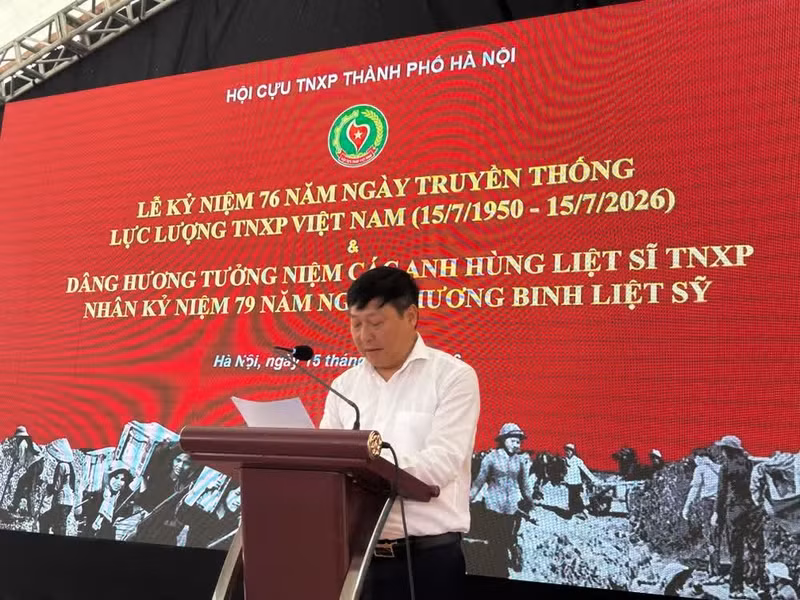 Pham Anh Tuan, vicepresidente del Comité del Frente de la Patria de Vietnam de Hanói, habla en el evento.