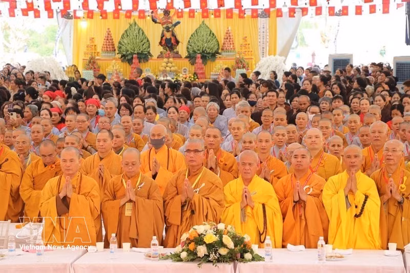El 30 de marzo de 2026 se celebra una solemne ceremonia budista en el barrio de Do Son, ciudad de Hai Phong, para orar por la paz y la prosperidad nacionales y conmemorar a los héroes caídos y a los civiles que perdieron la vida durante la guerra. (Foto: VNA)