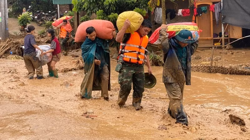 Fuertes inundaciones arrasan zonas residenciales en la comuna de Muong Than, provincia de Lai Chau, causando pérdidas materiales.