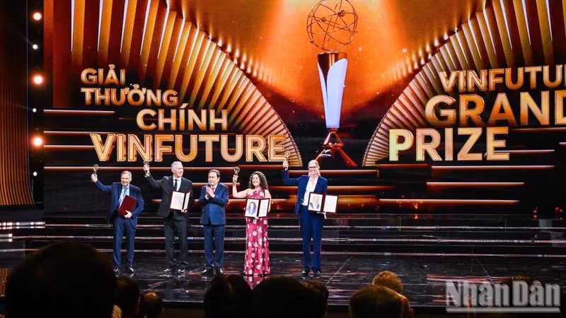 El presidente de la Asamblea Nacional de Vietnam, Tran Thanh Man, entrega los Premios VinFuture. (Foto: Nhan Dan)