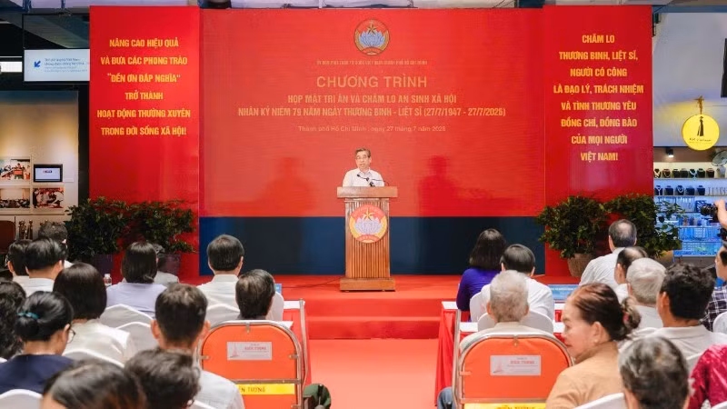 Nguyen Phuoc Loc, subsecretario del Comité partidista y presidente del Comité del Frente de la Patria de Vietnam en Ciudad Ho Chi Minh habla en la cita. (Foto: Nhan Dan)