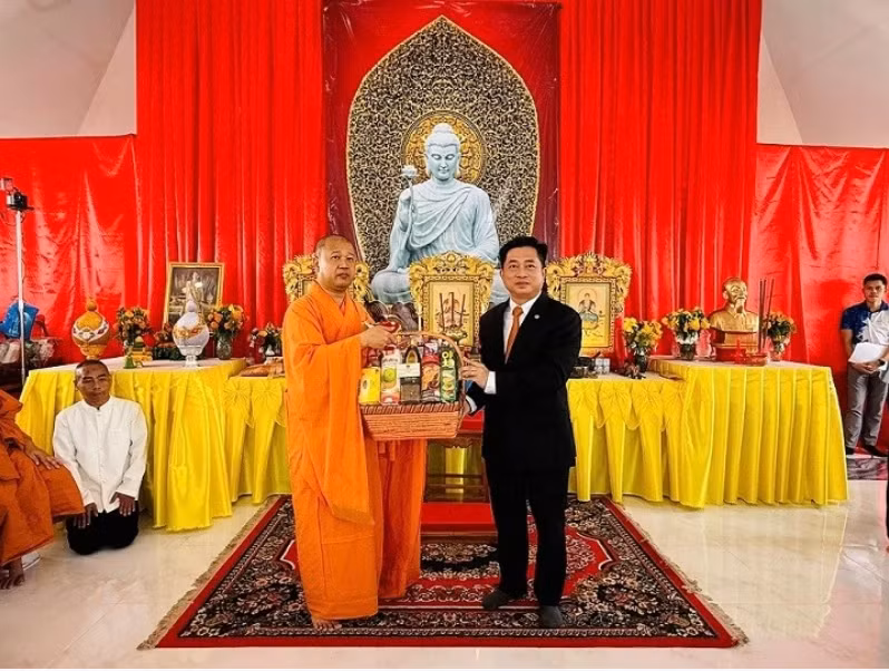 El cónsul general de Vietnam en Khon Kaen, Dinh Hoang Linh, y delegados en el evento. (Foto: baoquocte.vn)
