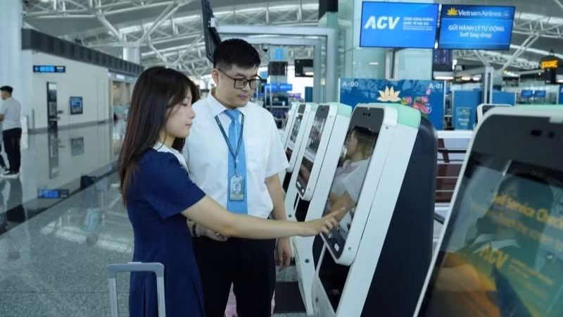 Vietnam Airlines facilita trámites de pasajeros internacionales en Noi Bai. (Foto: Nhan Dan)