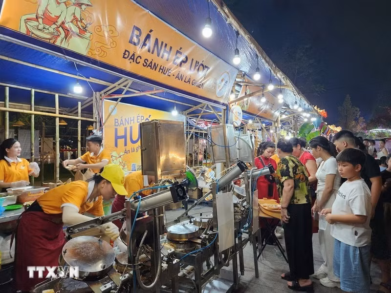 Los turistas disfrutan de los pasteles típicos de Hue durante la Semana de la Comida Tradicional de Hue 2024. (Foto: VNA)