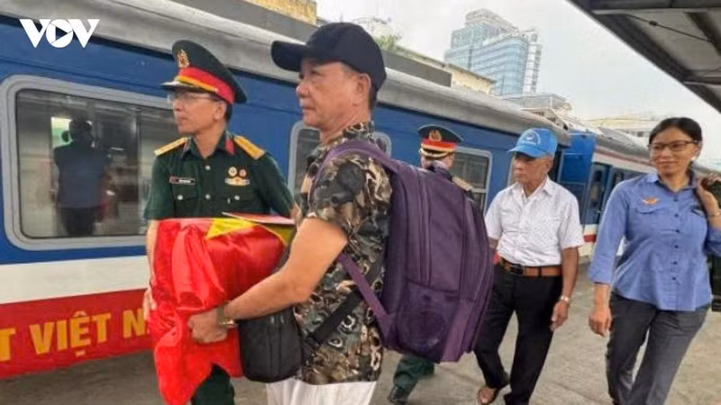 Familias que repatrian restos de mártires reciben transporte ferroviario gratuito (Foto: VOV)
