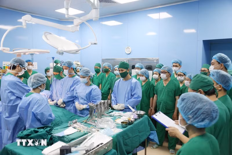 Personal médico del Hospital Bai Chay y expertos de hospitales centrales guardan un minuto de silencio en señal de agradecimiento por el noble acto del joven donante de órganos de 19 años y su familia en Quang Ninh, antes de la cirugía. (Foto: VNA)