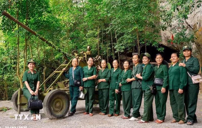 Turistas en la zona ecoturística “Legendaria ruta Truong Son - Cueva de Mando”. (Foto: VNA) 