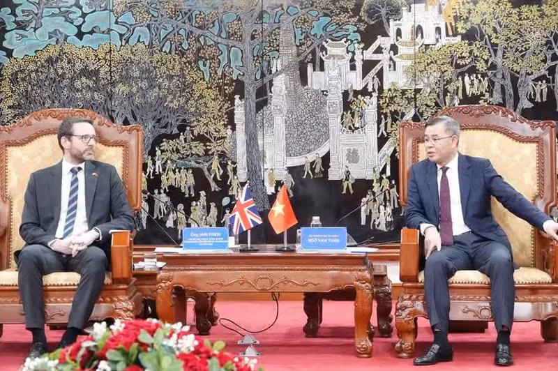 El ministro de Finanzas vietnamita, Ngo Van Tuan, y el embajador británico en Hanoi, Ian Frew, en el encuentro. (Foto: mof.gov.vn)