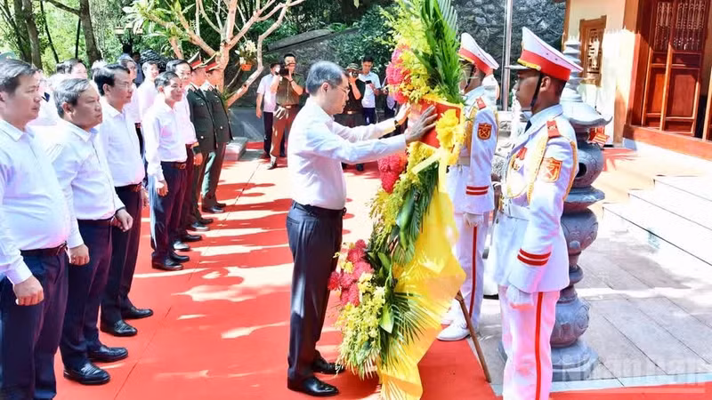 El primer ministro de Vietnam, Le Minh Hung, ofrece incienso y flores en homenaje en el templo conmemorativo de los héroes y mártires de la Ruta 20 – Quyet Thang.