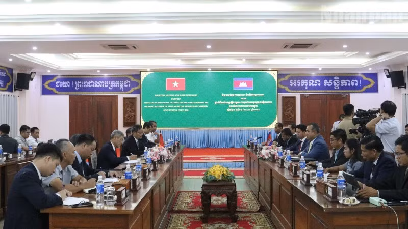 En la reunión entre embajador de Vietnam en Camboya, Nguyen Minh Vu, y el gobernador de la provincia de Stung Treng, Sor Soputra.